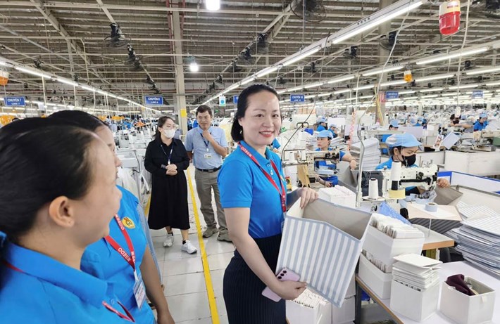 Duy Xuyen Commune Trade Union, Da Nang supervises the implementation of regimes and policies for workers in Sedo Vinako. Photo: Duy Xuyen Trade Union