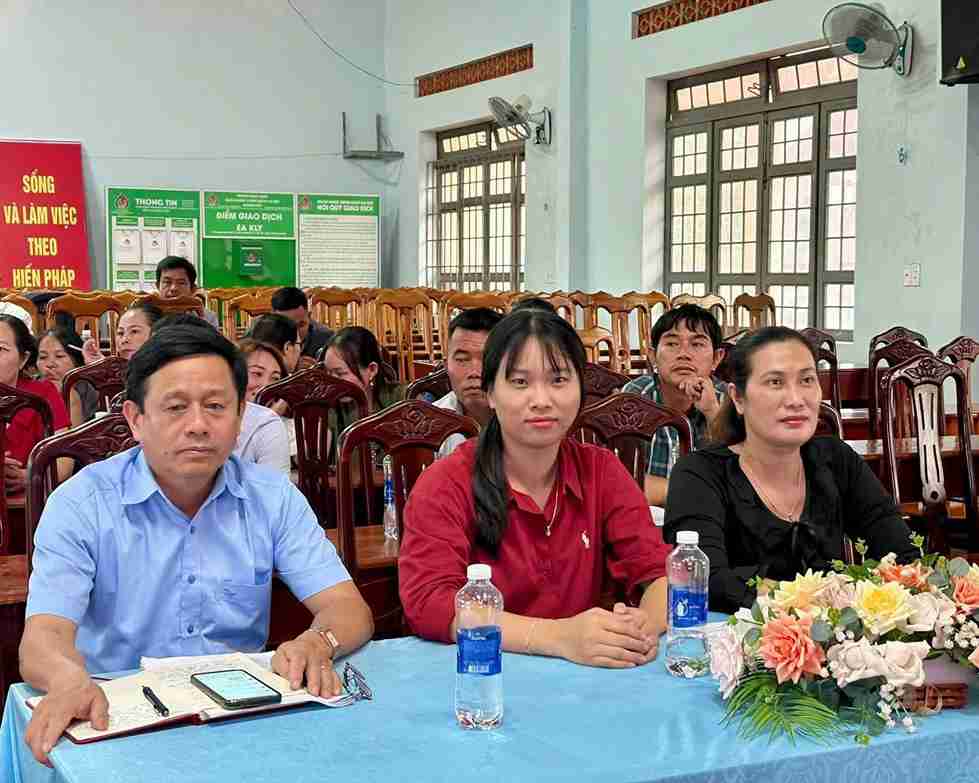 Những cán bộ làm công tác Mặt trận xã triển khai xây dựng mô hình. Ảnh: MTTQ Việt Nam xã Ea Kly
