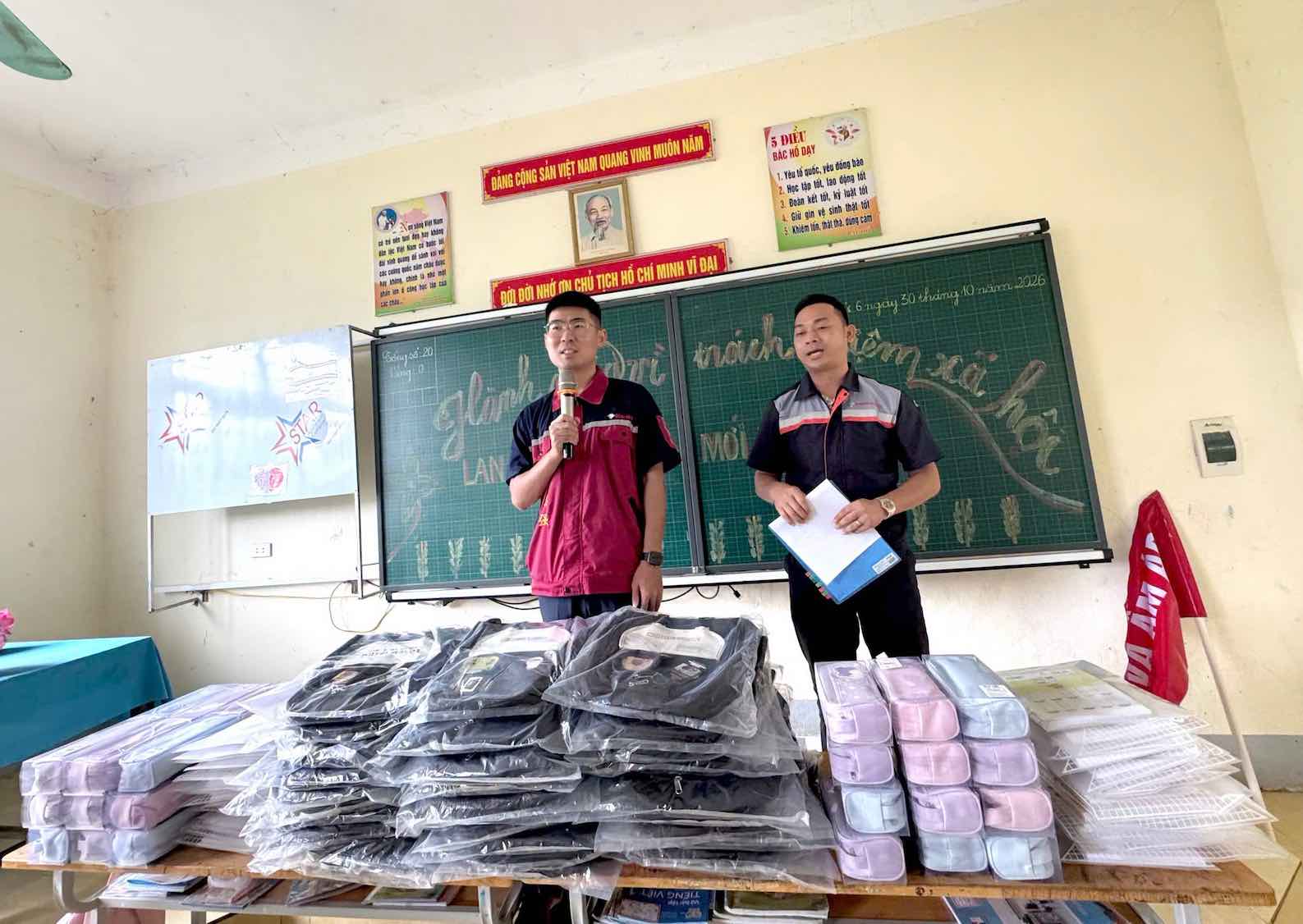 Innovation Precision Vietnam Trade Union presents gifts to highland students