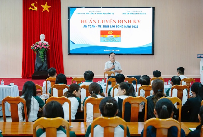 Người lao động thực hành kỹ năng sơ cứu, hỗ trợ người bị nạn trong chương trình huấn luyện an toàn, vệ sinh lao động (ảnh chụp tháng 10.2026). Ảnh: Sepon Group