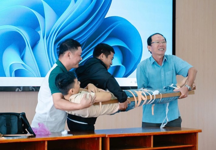 Người lao động thực hành kỹ năng sơ cứu, hỗ trợ người bị nạn trong chương trình huấn luyện an toàn, vệ sinh lao động). Ảnh: Sepon Group