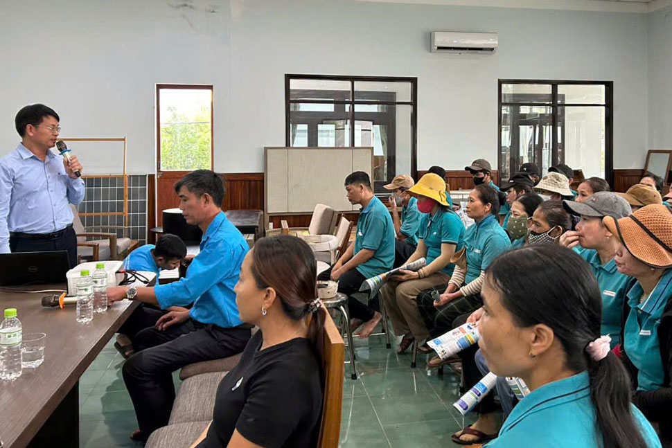 Đoàn viên, người lao động được tư vấn về quyền lợi và nghĩa vụ khi tham gia bảo hiểm. Ảnh: Công đoàn Gia Lai
