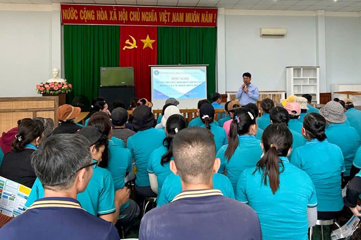 Công đoàn phường Tam Quan tổ chức tư vấn chính sách, pháp luật về bảo hiểm cho đoàn viên, người lao động. Ảnh: Công đoàn Gia Lai