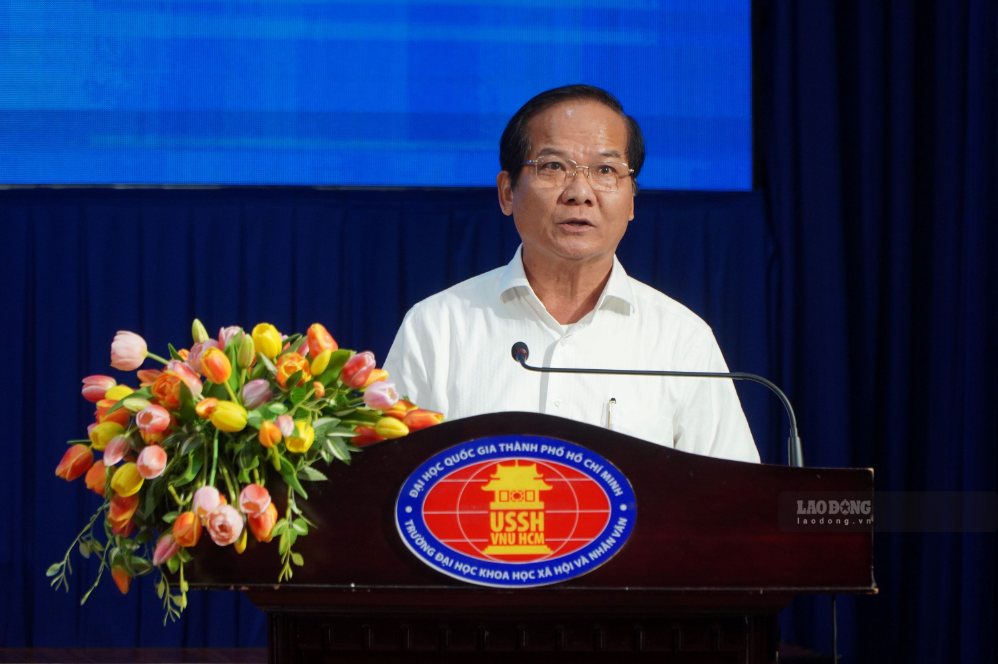 Ông Trần Văn Khuyên, Phó Trưởng Ban Tuyên giáo Thành ủy TPHCM, phát biểu khai mạc hội thảo. Ảnh: Chân Phúc