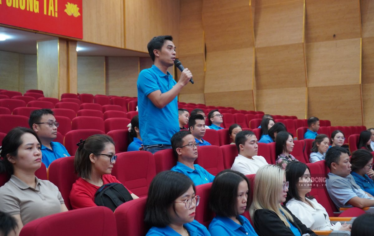 Cán bộ công đoàn KCN Đồ Sơn kiến nghị liên quan đến bất cập trong giao thông tại đường qua khu công nghiệp. Ảnh: Mai Dung