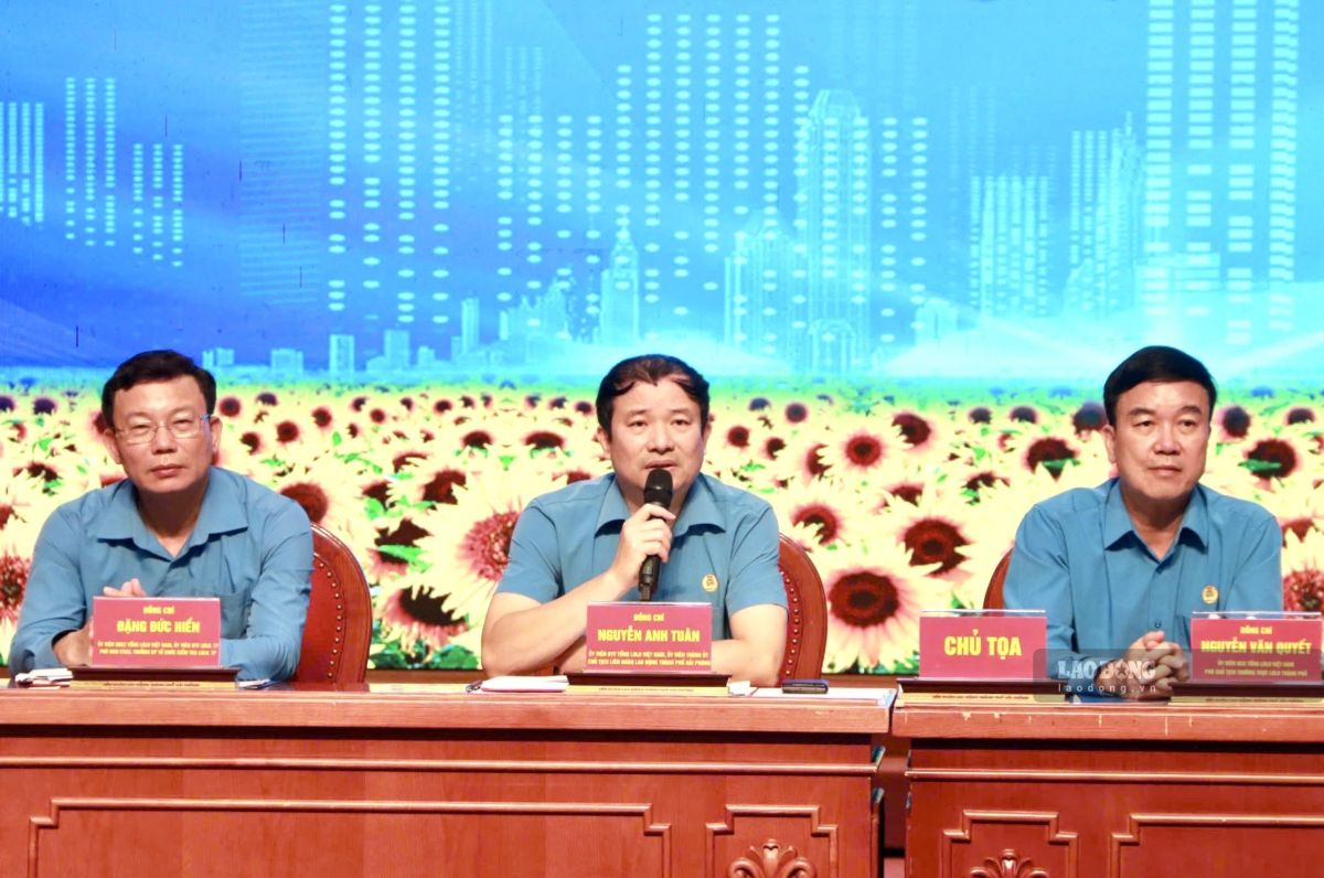 Chủ tịch LĐLĐ TP Hải Phòng Nguyễn Anh Tuân trực tiếp giải đáp các ý kiến tại hội nghị. Ảnh: Mai Dung