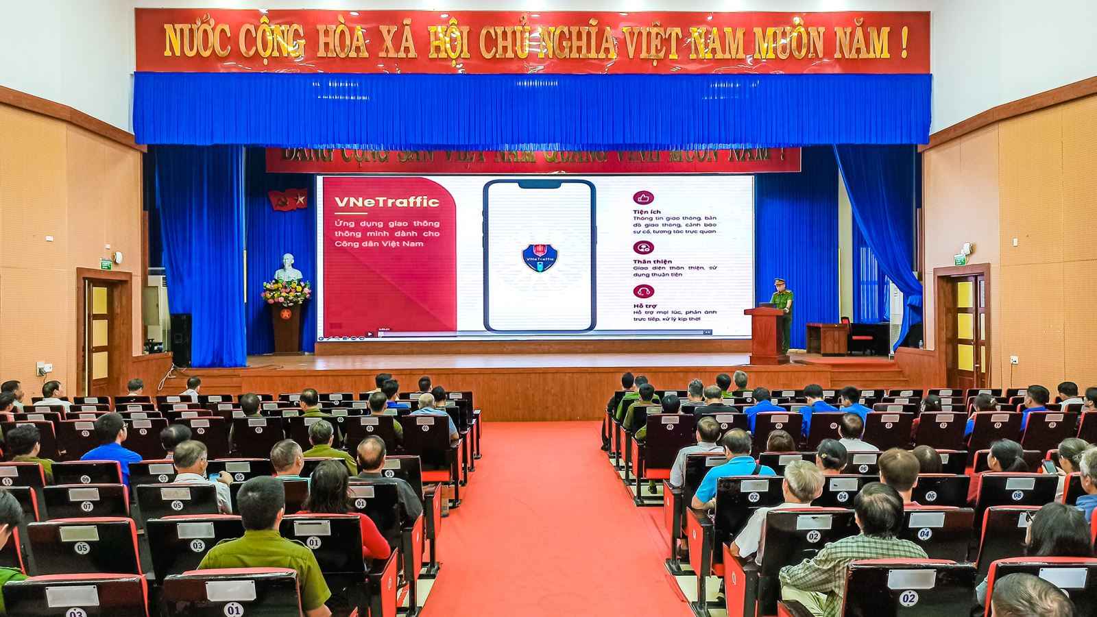 Đoàn viên, người lao động Nha Trang được hướng dẫn lái xe an toàn