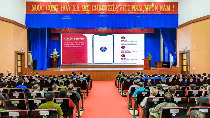 Công an phường Nha Trang tổ chức đào tạo kỹ năng lái xe an toàn, giúp đoàn viên, người lao động nâng cao kỹ năng. Ảnh: Hằng Hương