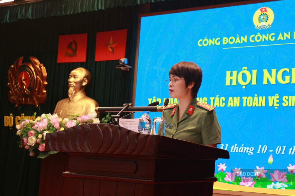 Đại tá Công Thanh Thảo, Trưởng ban Công đoàn Công an nhân dân phát biểu tại Hội nghị tập huấn. Ảnh: Quỳnh Chi