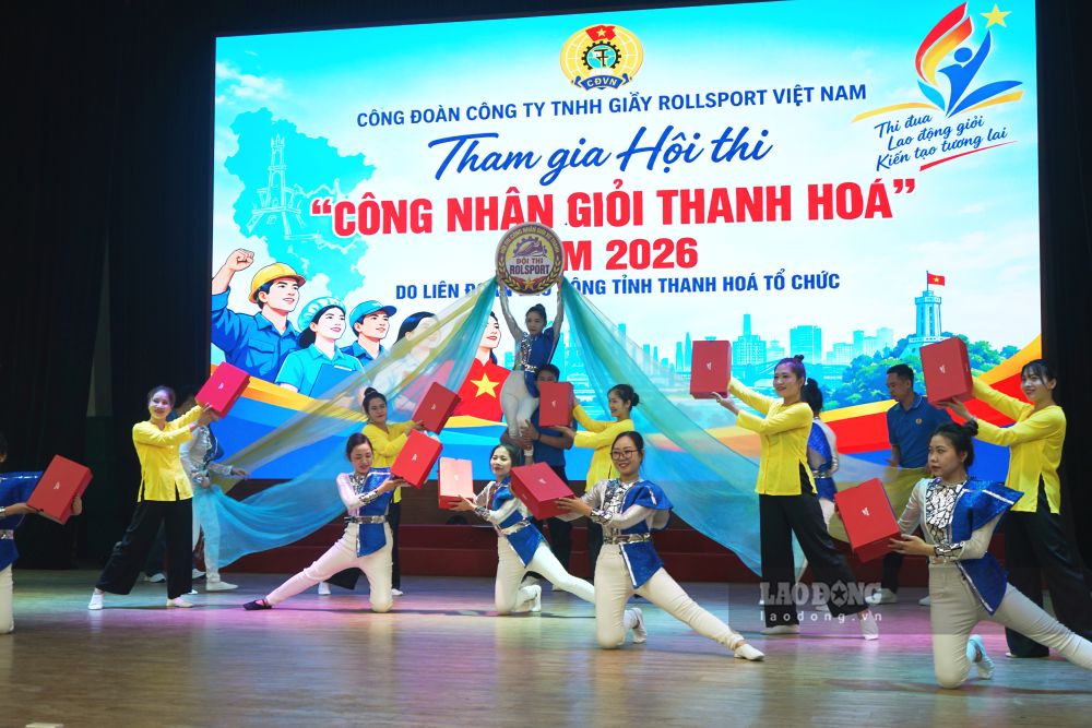 Các đội thi tranh tài ở phần thi chào hỏi. Ảnh: Quách Du (chụp ngày 4.10.2026)