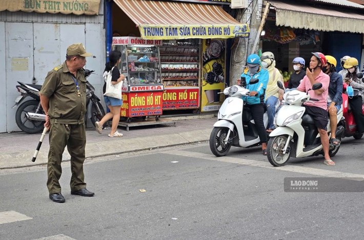Lực lượng tham gia bảo vệ an ninh, trật tự ở cơ sở không có quyền xử phạt người dân vi phạm trật tự giao thông đường bộ. Ảnh: Nam Dương (chụp tháng 9.2026).