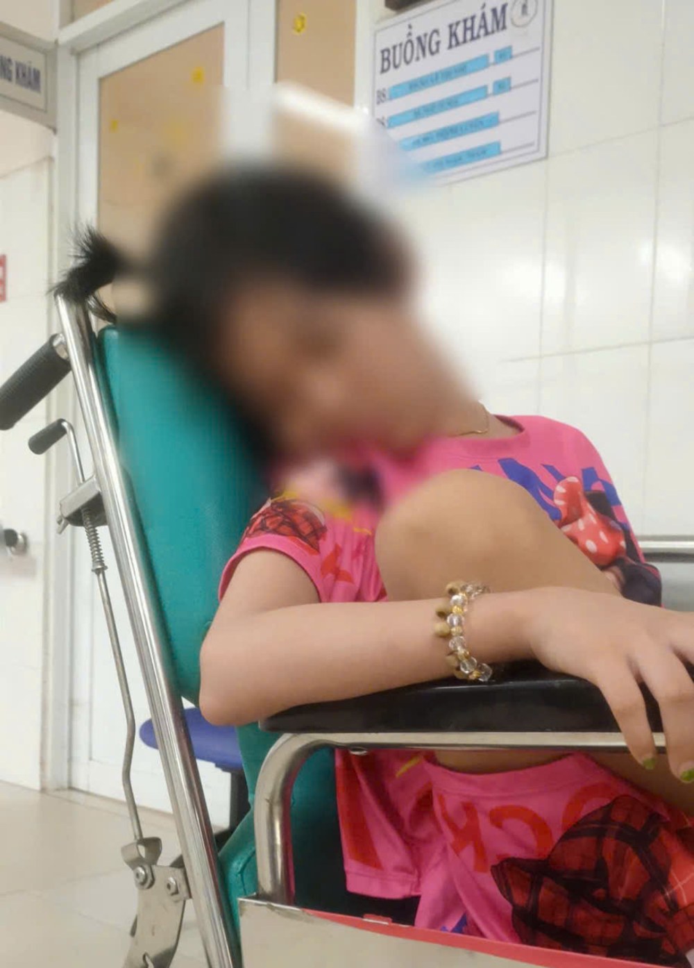 Từ khi Cẩm Đan mắc bệnh hiểm nghèo, cha mẹ em phải nghỉ làm chăm sóc con. Ảnh: Gia đình cung cấp