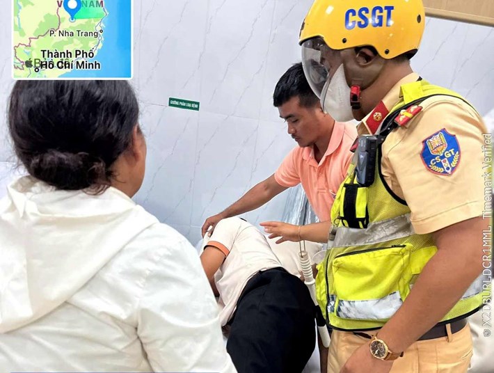 Lực lượng CSGT dùng xe mô tô đặc chủng kịp thời dẫn đường đưa người đột quỵ đi cấp cứu. Ảnh: Phòng CSGT - Công an tỉnh Đắk Lắk