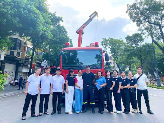 Đại diện lãnh đạo Công đoàn phường Hoàn Kiếm cùng các đoàn viên, công nhân viên chức lao động và lực lượng Cảnh sát Phòng cháy, chữa cháy và cứu nạn cứu hộ tại buổi trải nghiệm ngày 4.10. Ảnh: Công đoàn phường cung cấp