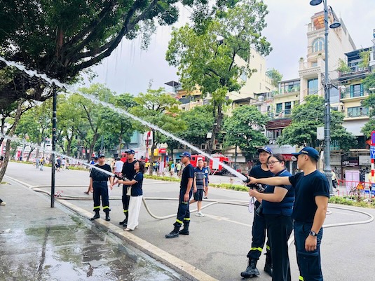Đoàn viên, công nhân viên chức lao động phường Hoàn Kiếm thực hành tại buổi trải nghiệm. Ảnh: Công đoàn phường cung cấp