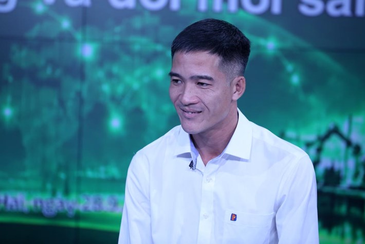 Anh Vũ Văn Hưng - công nhân bán lẻ xăng dầu, Ca trưởng Cửa hàng 84, Công ty TNHH MTV Petrolimex Hà Nội. Ảnh: Hải Nguyễn