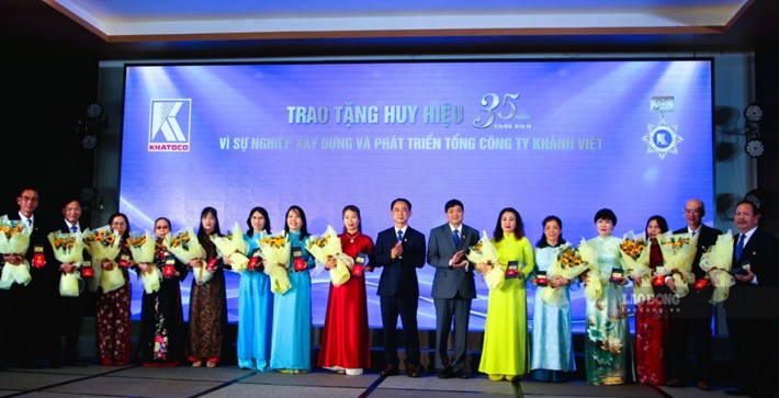 Những tấm huy hiệu ghi dấu 35 năm cống hiến của người lao động làm việc tại Tổng Công ty Khánh Việt. Ảnh: Phương Linh