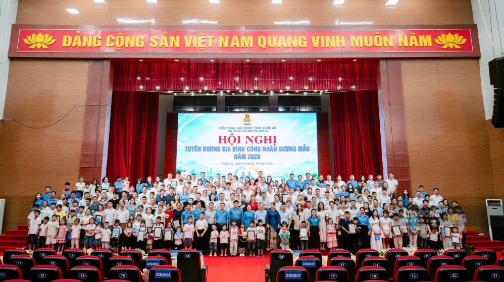 Các gia đình công nhân tiêu biểu được tuyên dương. Ảnh: Duy Chương