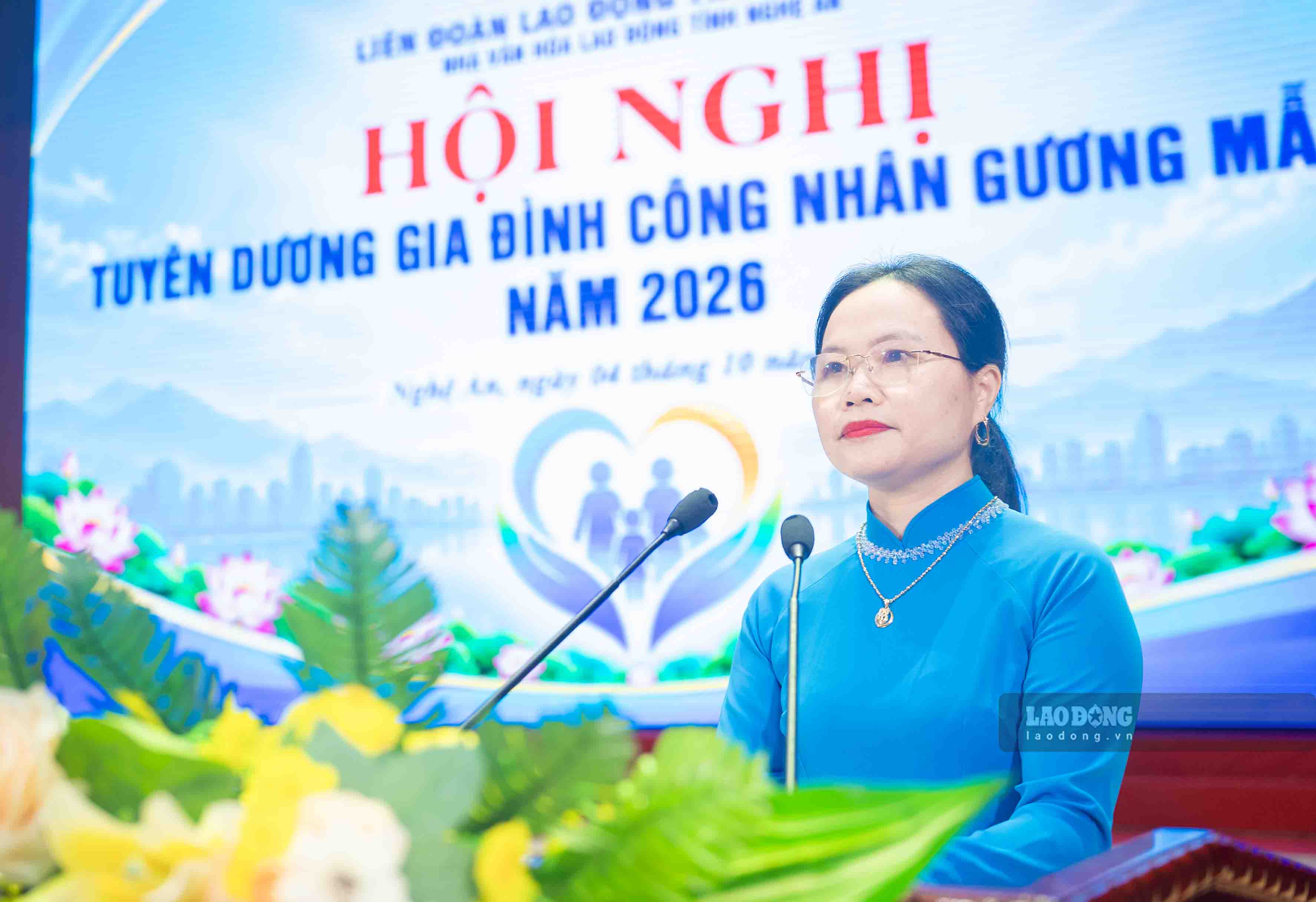 Bà Phan Thị Trang - Phó Chủ tịch Liên đoàn Lao động tỉnh Nghệ An chia sẻ tại hội nghị. Ảnh: Duy Chương