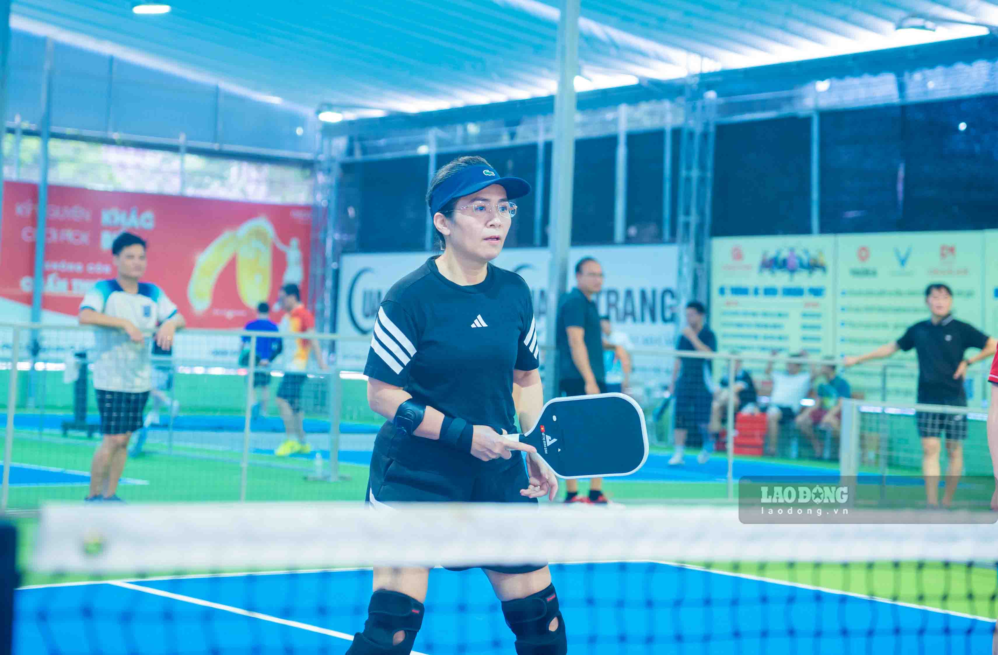 Phó Bí thư Tỉnh ủy tham gia giao lưu cùng các vận động viên. Ảnh: Duy Chương