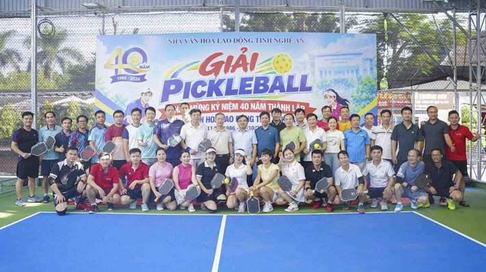 Các vận động viên tham gia giải Pickleball chào mừng kỷ niệm 40 năm thành lập Nhà Văn hóa Lao động tỉnh Nghệ An. Ảnh: Duy Chương