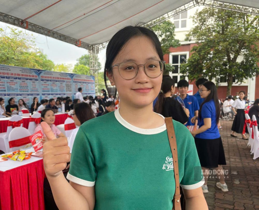 Chị Nguyễn Hà Phương Anh tìm hiểu cơ hội việc làm lĩnh vực logistics. Ảnh. Quỳnh Chi