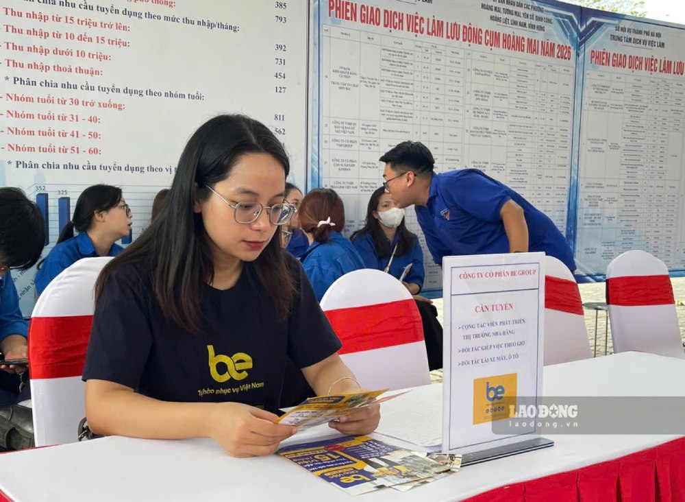 Chị Nguyễn Thị Duyên - đại diện Công ty Cổ phần BE GROUP tại phiên giao dịch việc làm. Ảnh: Quỳnh Chi