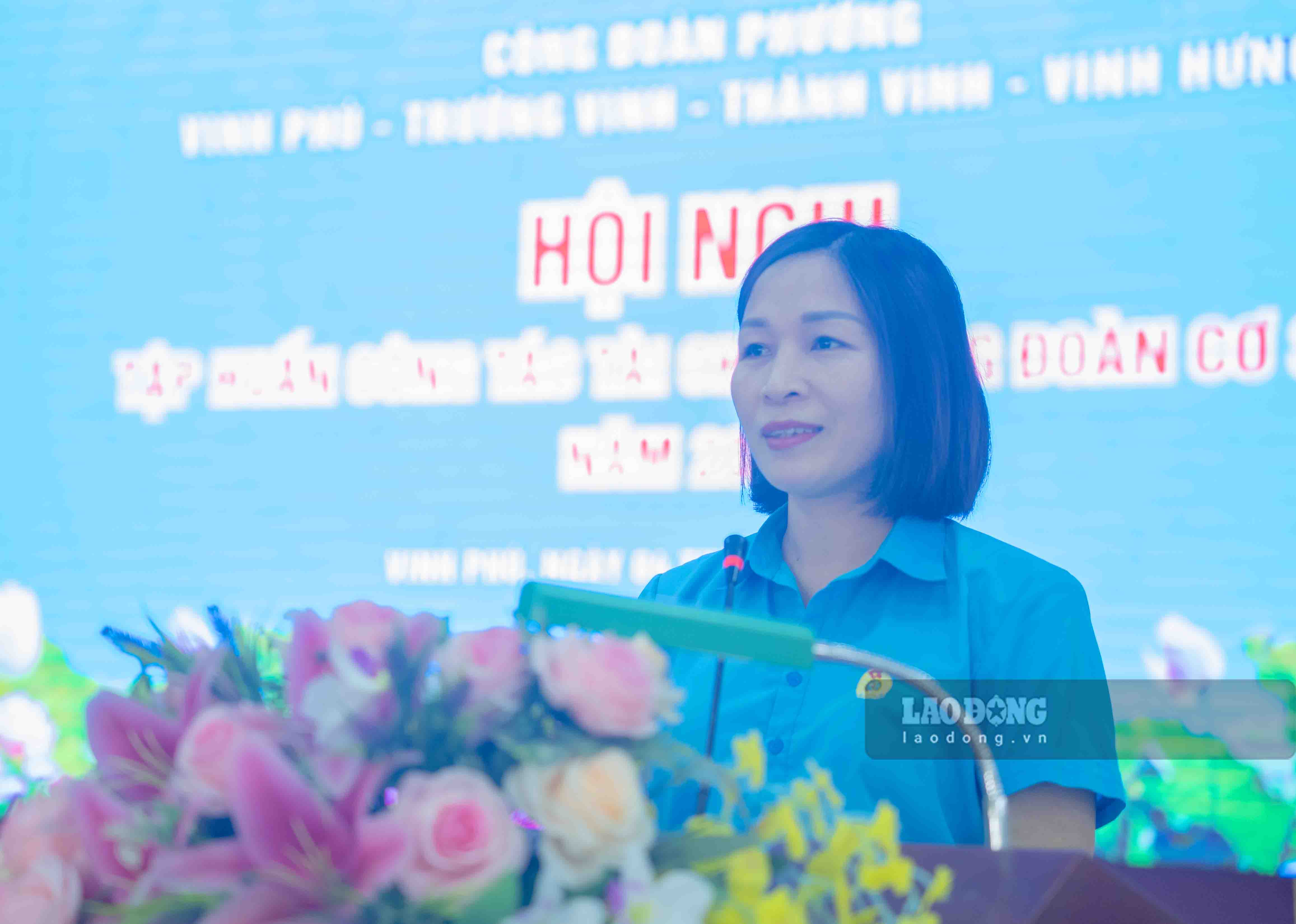 Bà Trần Lệ Thi - Chủ tịch Công đoàn phường Vinh Phú phát biểu tại hội nghị. Ảnh: Duy Chương