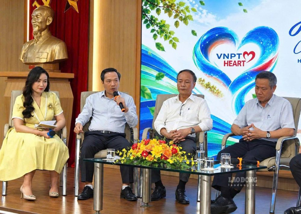 Các diễn giả chia sẻ tại tọa đàm “Hạnh phúc từ những điều bình dị - Chuyện của Người VNPT”. Ảnh: Quỳnh Chi