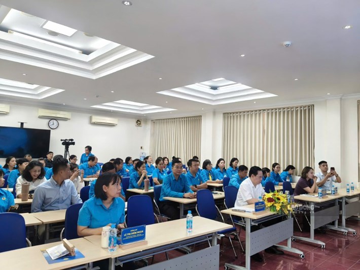 Hơn 70 cán bộ công đoàn cơ sở tham gia lớp bồi dưỡng Lý luận và nghiệp vụ công tác công đoàn. Ảnh: Tuyết Nga