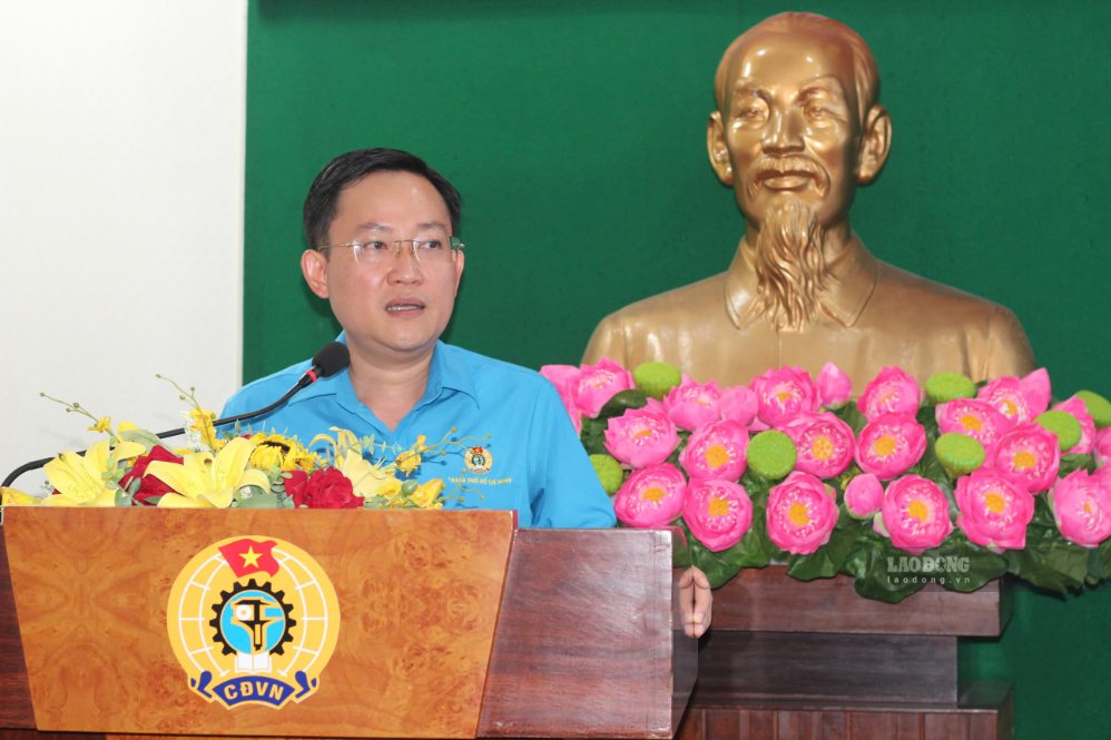 Ông Phùng Thái Quang, Phó Chủ tịch Liên đoàn Lao động TPHCM, Giám đốc Trung tâm Tư vấn và hỗ trợ người lao động Công đoàn TPHCM phát biểu. Ảnh: Tuyết Nga 