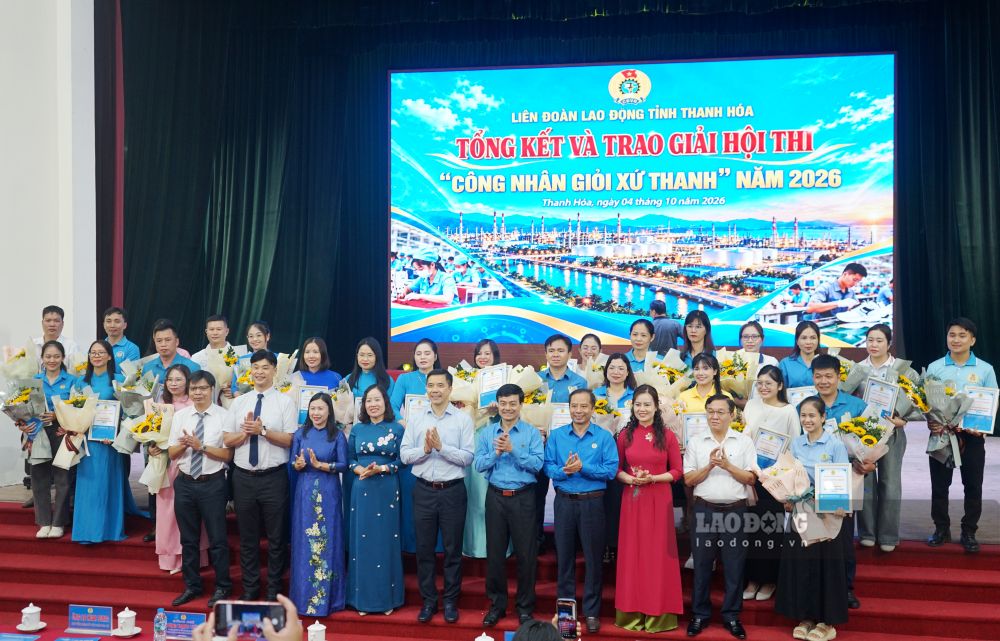 Đại diện lãnh đạo Tổng LĐLĐ Việt Nam, Tỉnh ủy Thanh Hóa, LĐLĐ tỉnh trao giải và chụp ảnh lưu niệm cùng các đội tham gia Hội thi “Công nhân giỏi Xứ Thanh” năm 2026. Ảnh: Quách Du (chụp ngày 4.10.2026)