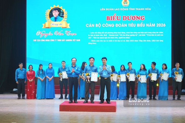 Đại diện lãnh đạo Tổng LĐLĐ Việt Nam và LĐLĐ tỉnh Thanh Hóa trao biểu trưng, tôn vinh cán bộ công đoàn tiêu biểu xứ Thanh năm 2026. Ảnh: Quách Du (chụp ngày 4.10.2026)