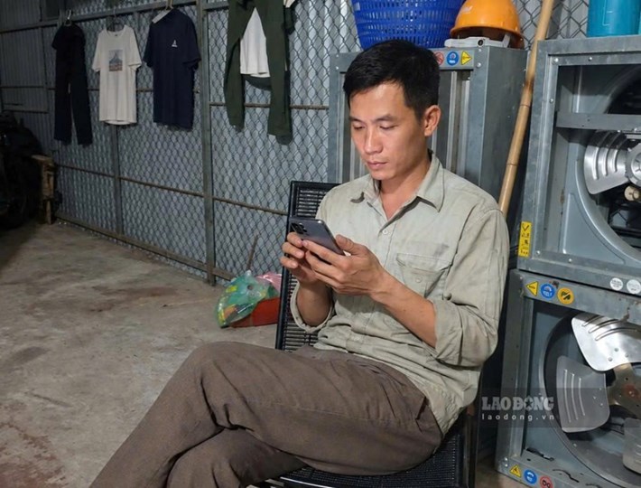 Anh Phan Đức Khải hiện là công nhân làm việc tại một doanh nghiệp sản xuất linh kiện điện tử trong Khu công nghiệp Thăng Long (Hà Nội). Nam công nhân gần như chỉ ăn uống, tắm rửa rồi đi ngủ sau giờ làm. Ảnh chụp ngày 2.10. Ảnh: Quỳnh Chi
