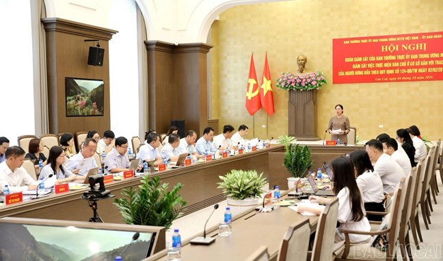 Bà Hà Thị Nga, Ủy viên Trung ương Đảng, Phó Chủ tịch - Tổng Thư ký Ủy ban Trung ương MTTQ Việt Nam phát biểu kết luận buổi làm việc. Ảnh: Báo Lào Cai/ Mặt trận Tổ quốc