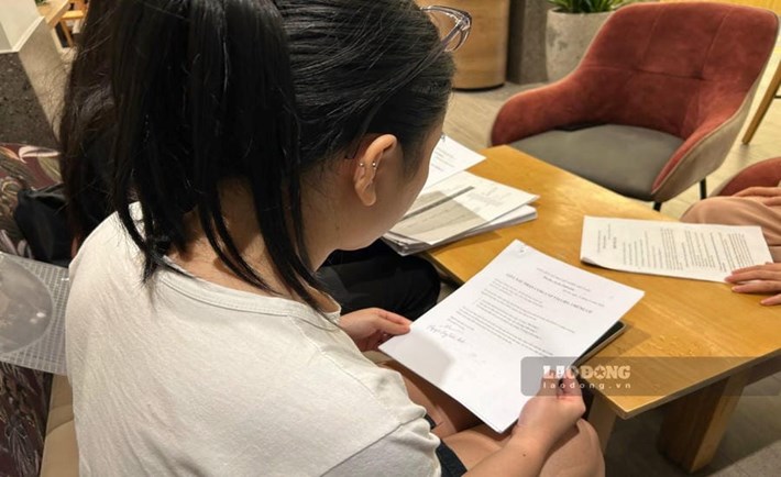 Chị Nhung và nhiều người lao động từng làm việc tại Công ty TNHH Truyền thông và Công nghệ BNG Agency phản ánh với phóng viên Báo Lao Động. Ảnh: Lương Hạnh