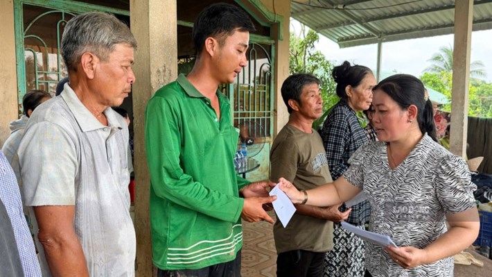 Ủy ban Mặt trận Tổ quốc Việt Nam tỉnh Vĩnh Long thăm hỏi, hỗ trợ người dân bị thiệt hại do vỡ đê bao Cái Gà. Ảnh chụp ngày 30.9.2026 tại xã Chợ Lách. Ảnh: Hoàng Lộc
