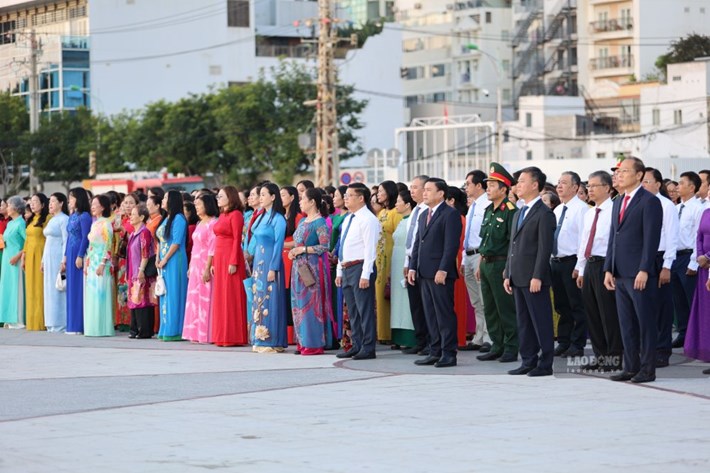 Tham dự lễ chào cờ tháng 10 có lãnh đạo Tỉnh ủy, HĐND, UBND, Ủy ban MTTQ Việt Nam tỉnh cùng hơn 1.000 cán bộ, hội viên phụ nữ trong toàn tỉnh. Ảnh: Phương Linh
