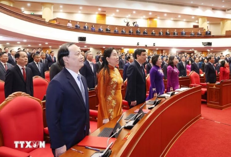 Các đại biểu thực hiện nghi lễ chào cờ. Ảnh: TTXVN