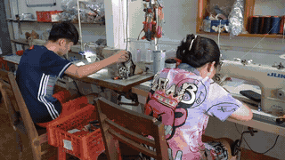 Xưởng thổ cẩm ở Đắk Lắk tạo việc làm cho người lao động khuyết tật