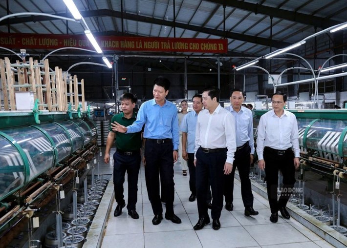 Bí thư Tỉnh ủy Lào Cai Dương Quốc Huy cùng đoàn công tác thăm quan nhà máy. Ảnh: Việt Trung