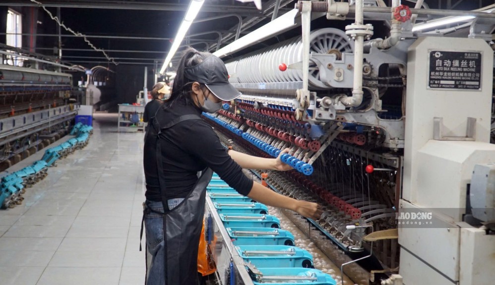 Công nhân hăng say lao động sản xuất. Ảnh: Việt Trung