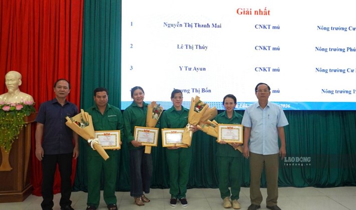 Lãnh đạo Công ty Cổ phần Cao su Đắk Lắk khen thưởng các công nhân có thành tích xuất sắc trong quý III/2026. Ảnh: Bảo Trung