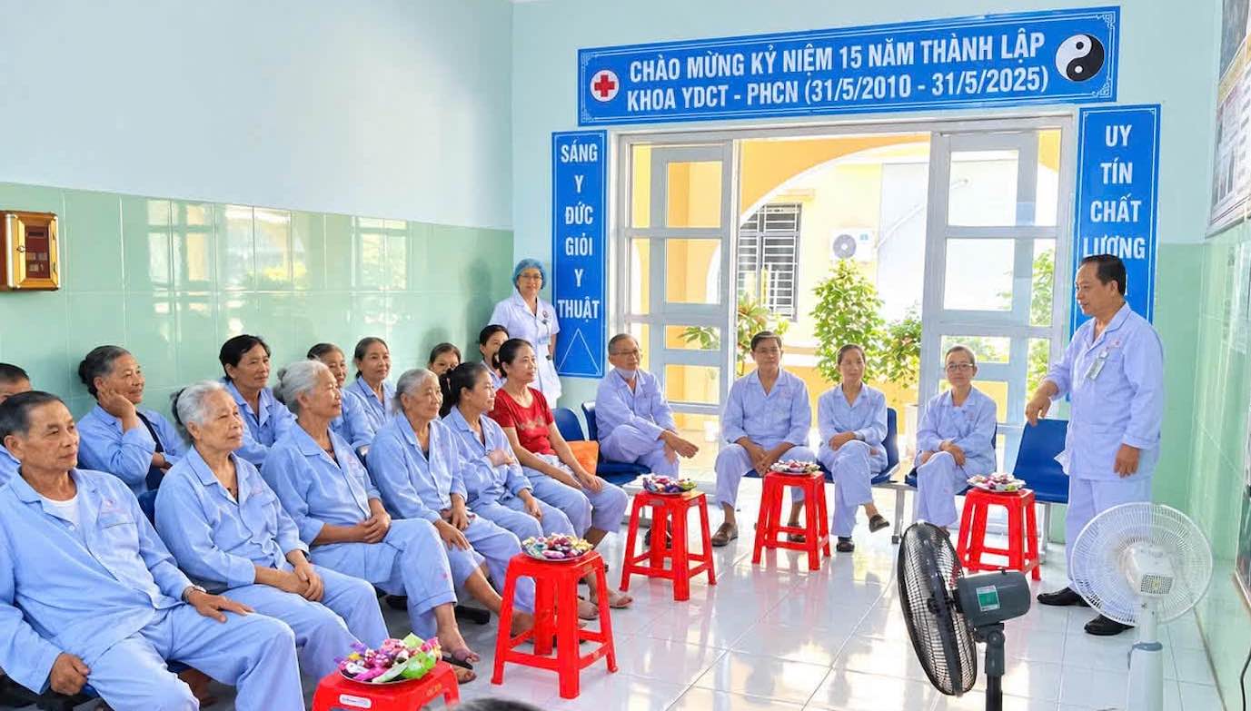 Công đoàn Bệnh viện Đa khoa Quảng Ninh chăm sóc, phục hồi chức năng cho người cao tuổi