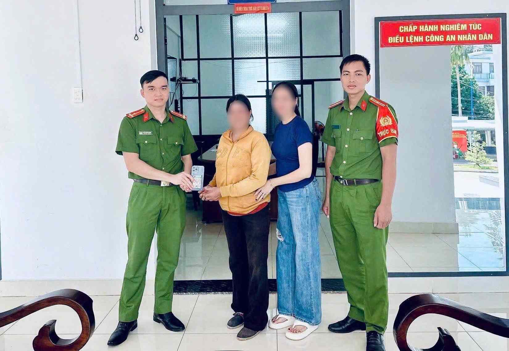 Công an ở Đồng Nai nhanh chóng tìm lại tài sản đánh rơi giúp người phụ nữ