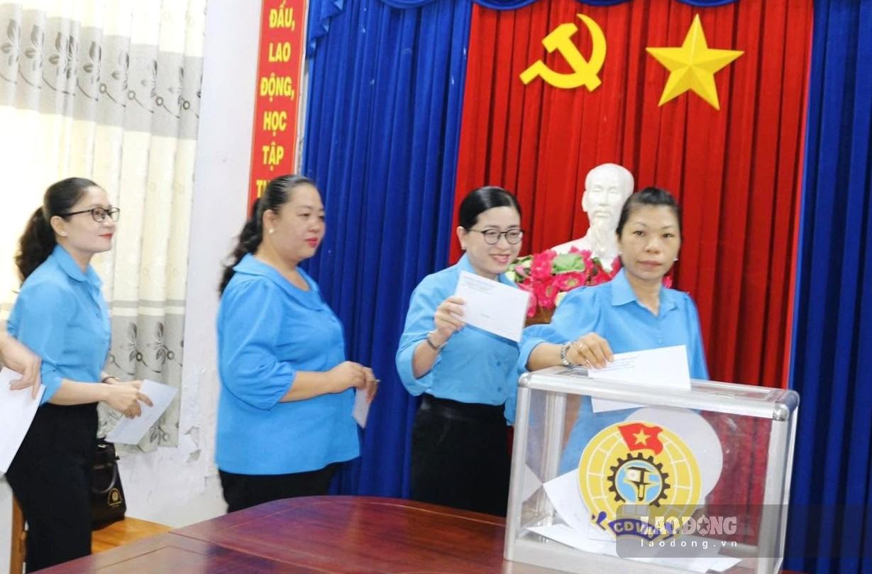 Cán bộ LĐLĐ tỉnh Cà Mau đóng góp một ngày lương chăm lo Tết