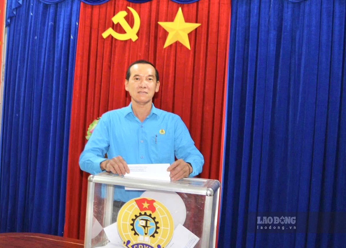 Chủ tịch LĐLĐ tỉnh Cà Mau Lý Công Bắc ủng hộ lương chung tay lo tết Đinh Mùi 2027. Ảnh: Thiệu Vũ (LĐLĐ Cà Mau)