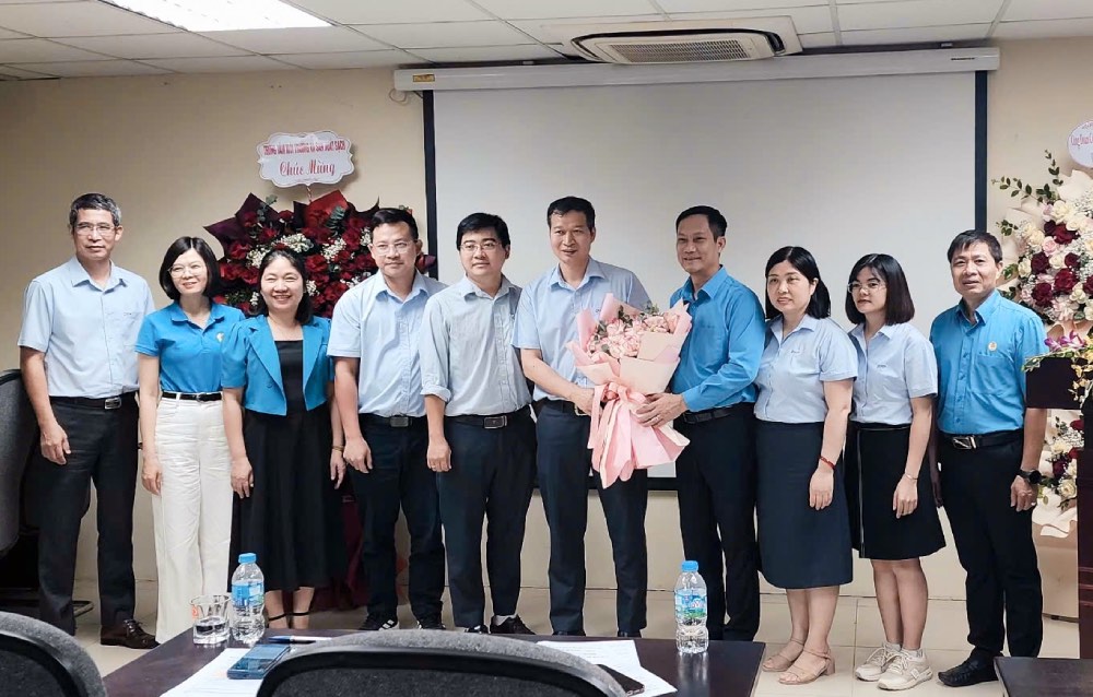 Đại diện lãnh đạo Công đoàn Công Thương Việt Nam trao quyết định thành lập công đoàn cơ sở và kết nạp đoàn viên Trung tâm Môi trường và Sản xuất sạch. Ảnh: Công đoàn Công Thương Việt Nam