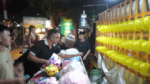 Công nhân Hà Nội tìm niềm vui sau giờ làm tại phố đi bộ đêm