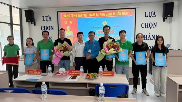 Ông Nguyễn Thành Tâm - Ủy viên Ban Thường vụ Liên đoàn Lao động tỉnh, Phó Ban Công tác Công đoàn - trao quyết định chỉ định Ban Chấp hành tại lễ thành lập Công đoàn cơ sở Công ty TNHH Thức ăn Yuehai Việt Nam. Ảnh: LĐLĐ tỉnh Vĩnh Long